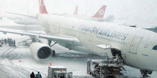 Kar yağışı hava trafiğini vurdu: 395 sefer iptal