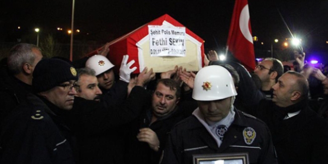 �zmir'de �ehit olan polisin cezanesi Elaz��'a getirildi