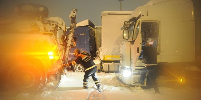 Silivri'de kara saplanarak yolda kalan aralar ekicilerle kurtarld