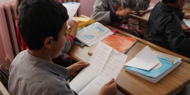 ��rencilerin g�nderdi�i mektuplar, askerleri duyguland�rd�