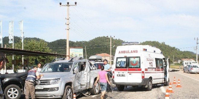 Yaralı taşıyan ambulansla kamyonet çarpıştı: 4 yaralı