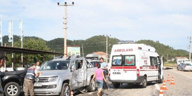 Yaral tayan ambulansla kamyonet arpt: 4 yaral