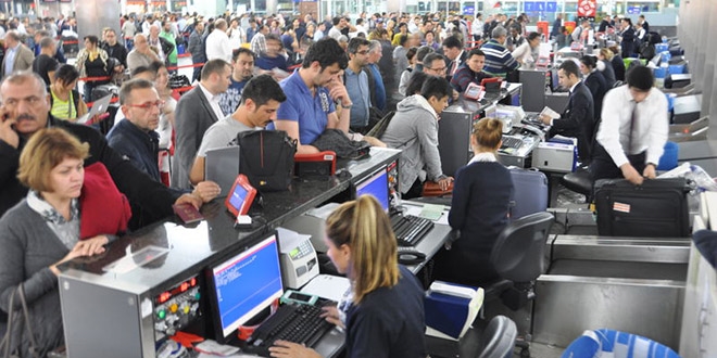 THY bilet sat�� ofisi �n�nde uzun kuyruklar olu�tu