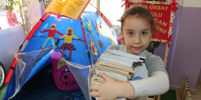 Kitap toplayabilmek i�in okula �ad�r kuruldu