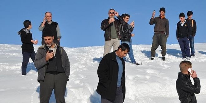 Telefonla konu�mak i�in so�ukta tepeye ��k�yorlar