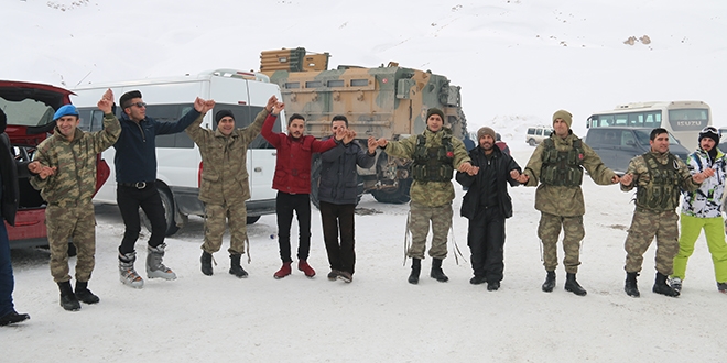 Hakkari'de askerlerle vatandaş halay çekti