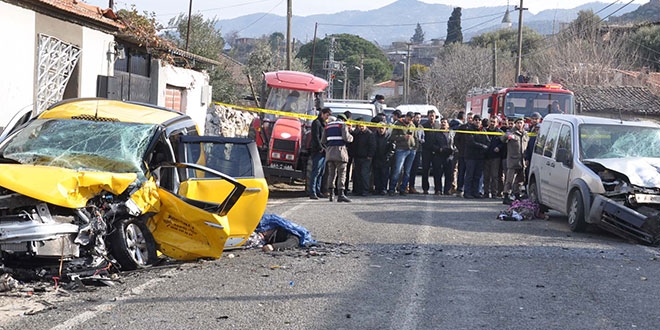 Ayd�n'da trafik kazas�: 4 �l�, 3 yaral�