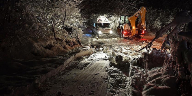 Kar nedeniyle mahsur kalan 93 yaşındaki hasta kurtarıldı