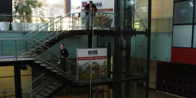 Havaliman�nda y�ksekten d��en yolcu yaraland�