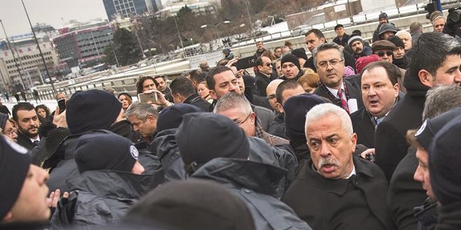 CHP, sokaklar�n fitilini ate�liyor