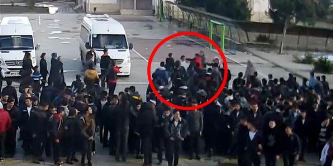 Öğrenciler, şapkanı çıkar diyen öğretmene saldırdı