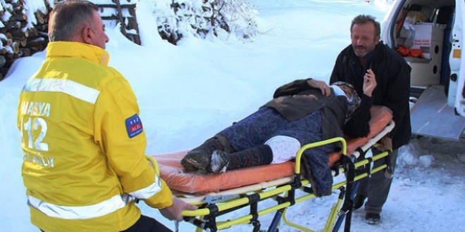 Diyaliz hastasının imdadına paletli ambulans yetişti