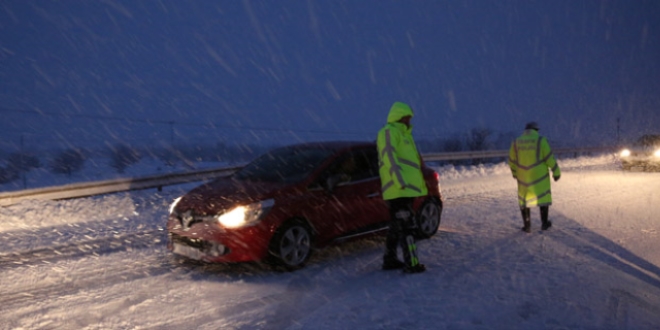 Trafik ekipleri, kar lastiği ve zincir denetimi yaptı