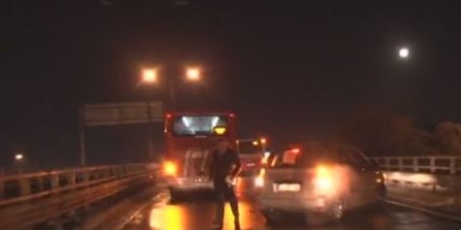 İzmir'de iki ayrı yerde 8 aracın karıştığı zincirleme kaza