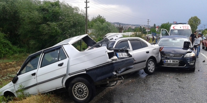 10 ara� birbirine girdi, 19 ki�i yaraland�