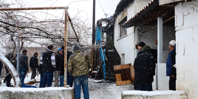 Evleri yanan aile ��ken �at�n�n alt�nda kald�