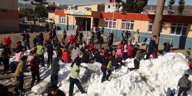 Adana'da öğrencilere kar süprizi