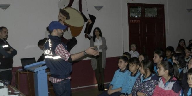 Polisten yılbaşı tebriği gönderen öğrencilere teşekkür