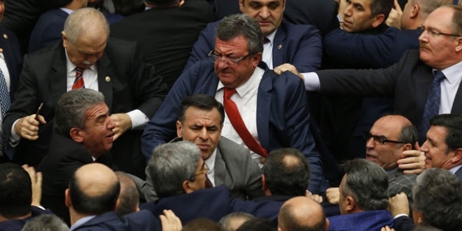 'Bana yumruk atan CHP'li vekil Niyazi Nefi Kara idi'