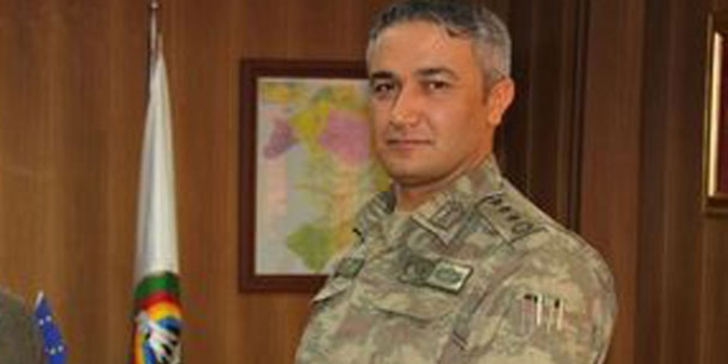 Muhtara albay üniforması giydirmişler