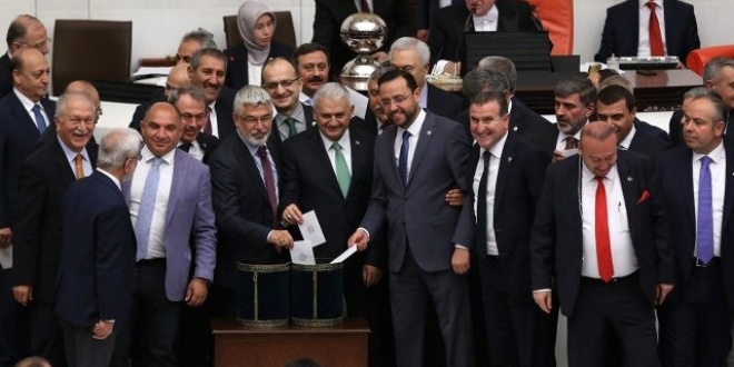 Anayasa değişiklik teklifinde 12. madde kabul edildi