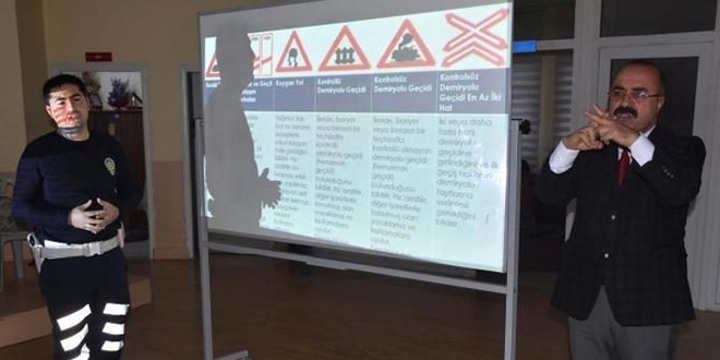 İşitme engellilere işaret diliyle trafik eğitimi