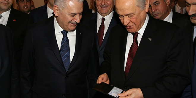 Başbakan Yıldırım, Bahçeli'ye dijital kimliğini verdi