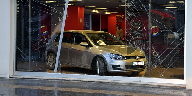 Vitesi karıştıran sürücü otomobiliyle iş yerine girdi