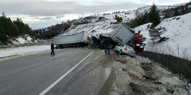 11 araç birbirine girdi, 18 kişi yaralandı