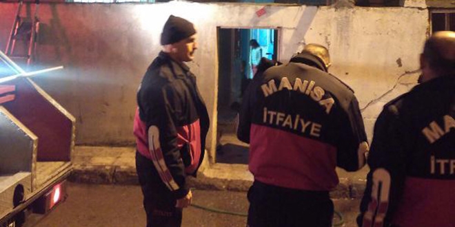 Manisa'da yangına müdahale eden itfaiye eri yaralandı