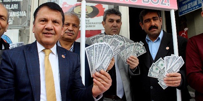 Adıyaman'da muhtarlar dolar yaktı