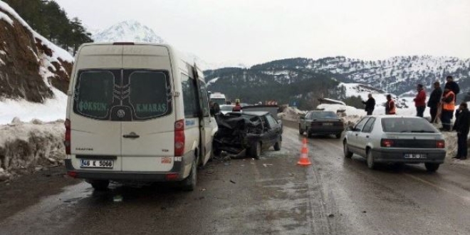 Yolcu minib�s� ile otomobil �arp��t�: 1 �l�, 6 yaral�