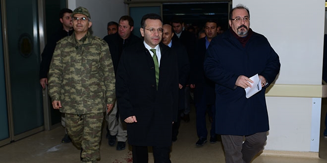 Diyarbakır Valisi, yaralı polisleri ziyaret etti