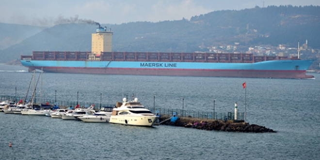Dev gemi Çanakkale Boğazı'dan geçti