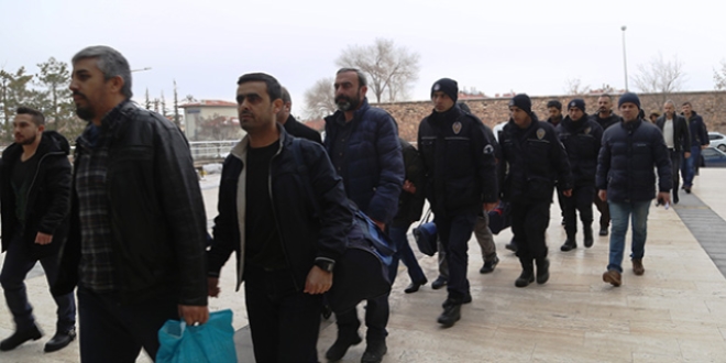 Gözaltına alınan 29 polisten 20'si daha adliyeye sevk edildi