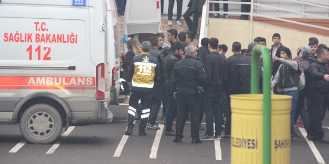 Gaziantep'te otomobilin �arpt��� liseli yaraland�