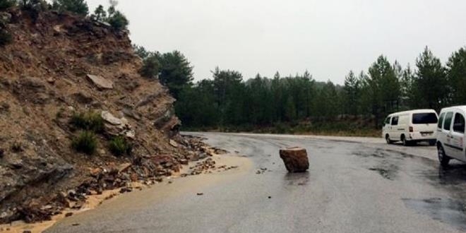 Marmaris'te iddetli ya ve heyelan ulam aksatt