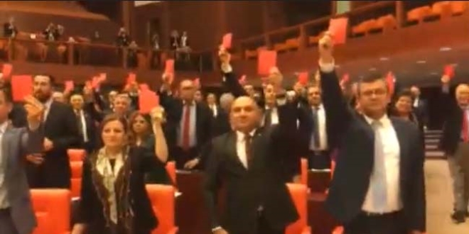 Kart gösteren CHP'lilere: Millet size kırmızı kartı göstermiş zaten