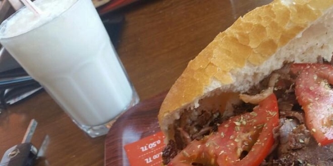 Zabıtaya korkusundan paraları ekmek arası dönere gizlemiş