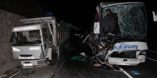 Konya'da yolcu otobüsü kamyona çarptı: 1 ölü, 15 yaralı