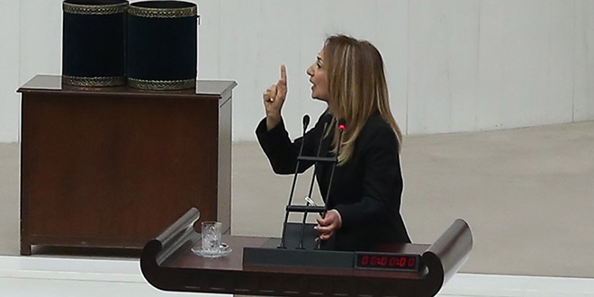 Aylin Nazlıaka, kendini kürsüye kelepçeledi