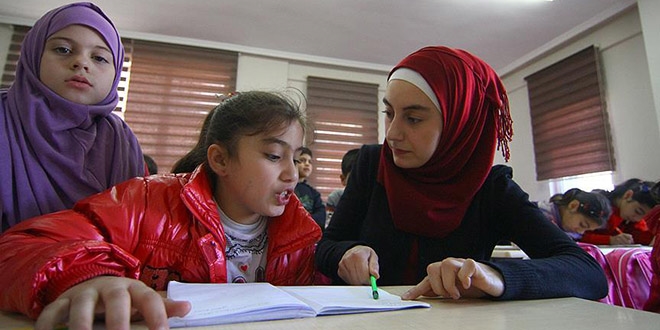 Suriyeli eczacı çocuklara gönüllü öğretmenlik yapıyor