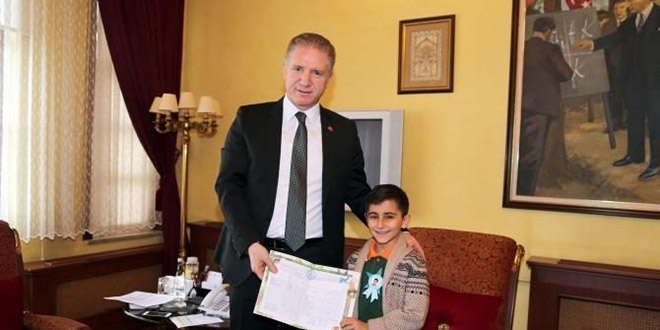 Sivas Valisi'nden ilkokul öğrencisine karne sürprizi