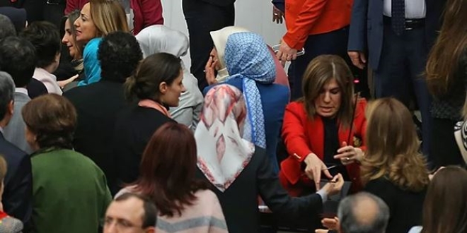 'Y�ld�z tornavida ile mikrofonun vidalar�n� s�kt�m'