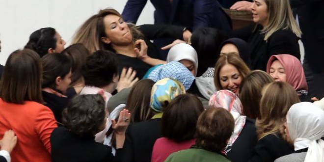 Kadın vekiller saç saça baş başa kavga etti