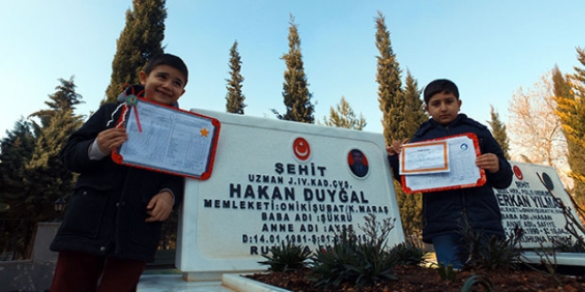 Şehit Duyğal'ın oğulları karnelerini alıp şehitliğe koştu