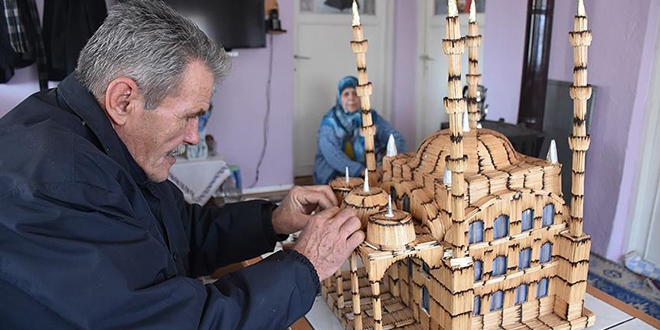 Kibrit çöplerinden 4 minareli cami maketi yaptı