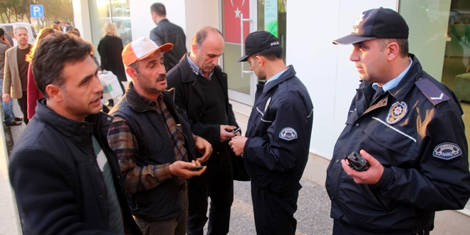 Dolandırılmaktan sona anda polis sayesinde kurtuldu
