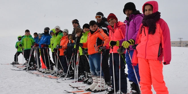 Kaymakamlık, yarıyıl tatilinde öğrencilere kayak öğretiyor