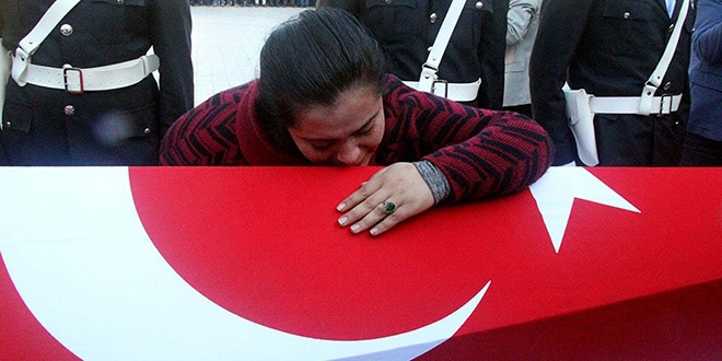 Şehit polis için gözyaşı döken kadın polis yakını değilmiş